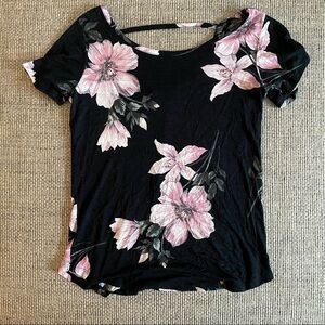 💥4 for $25💥Dynamite Black & pink Floral Tee